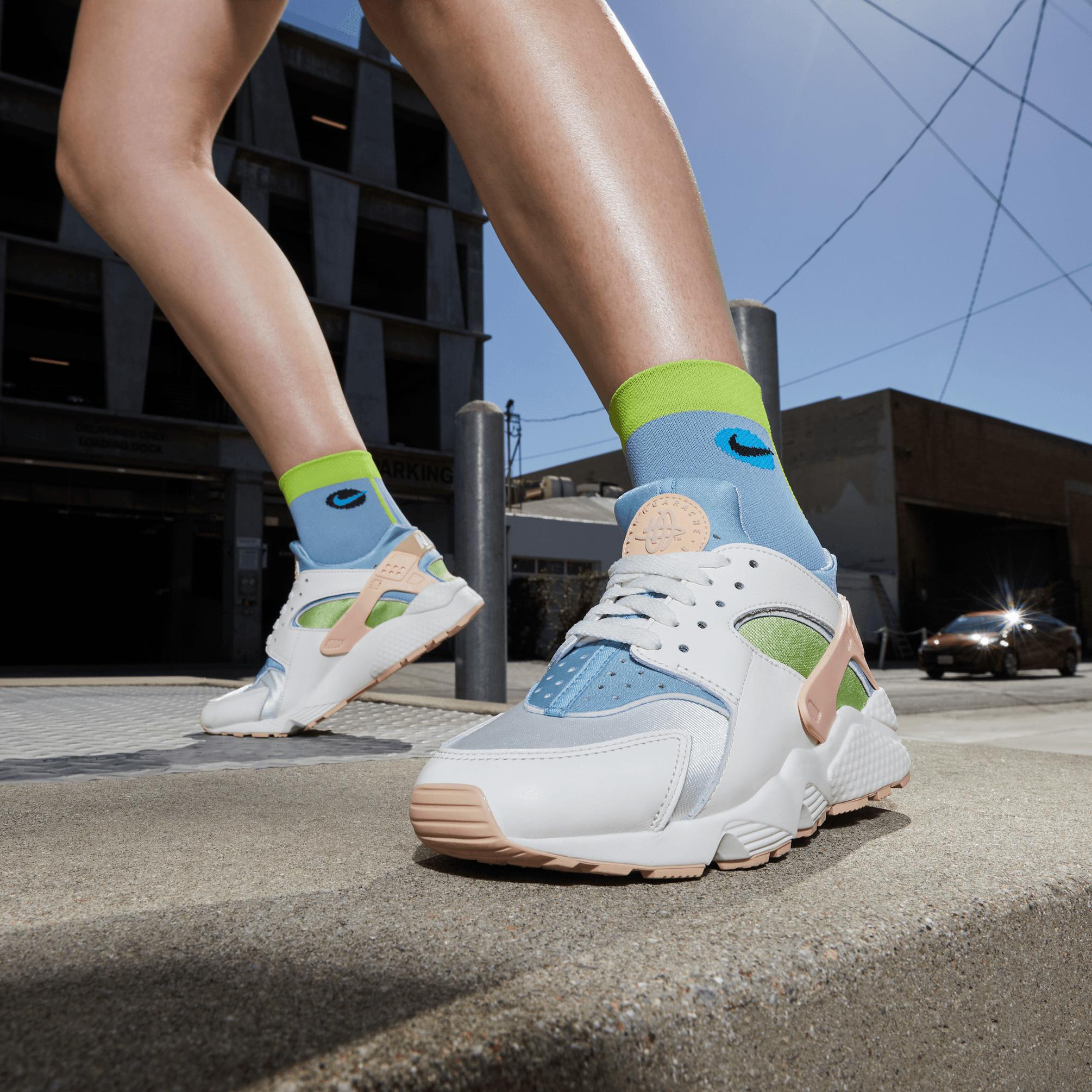  Nike Air Huarache SE Kadın Beyaz Spor Ayakkabı